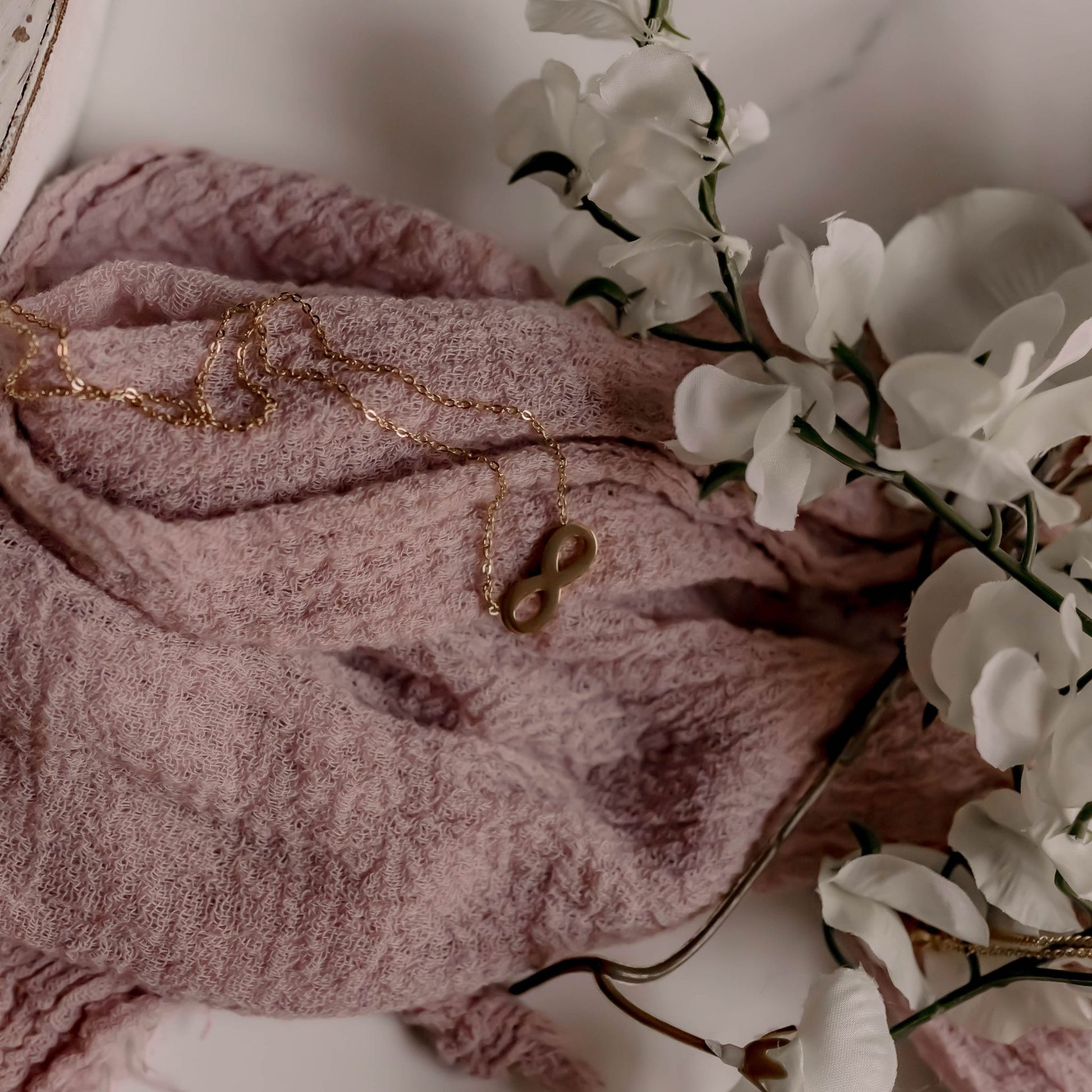 Chic Infinity Symbol Necklace in Gold