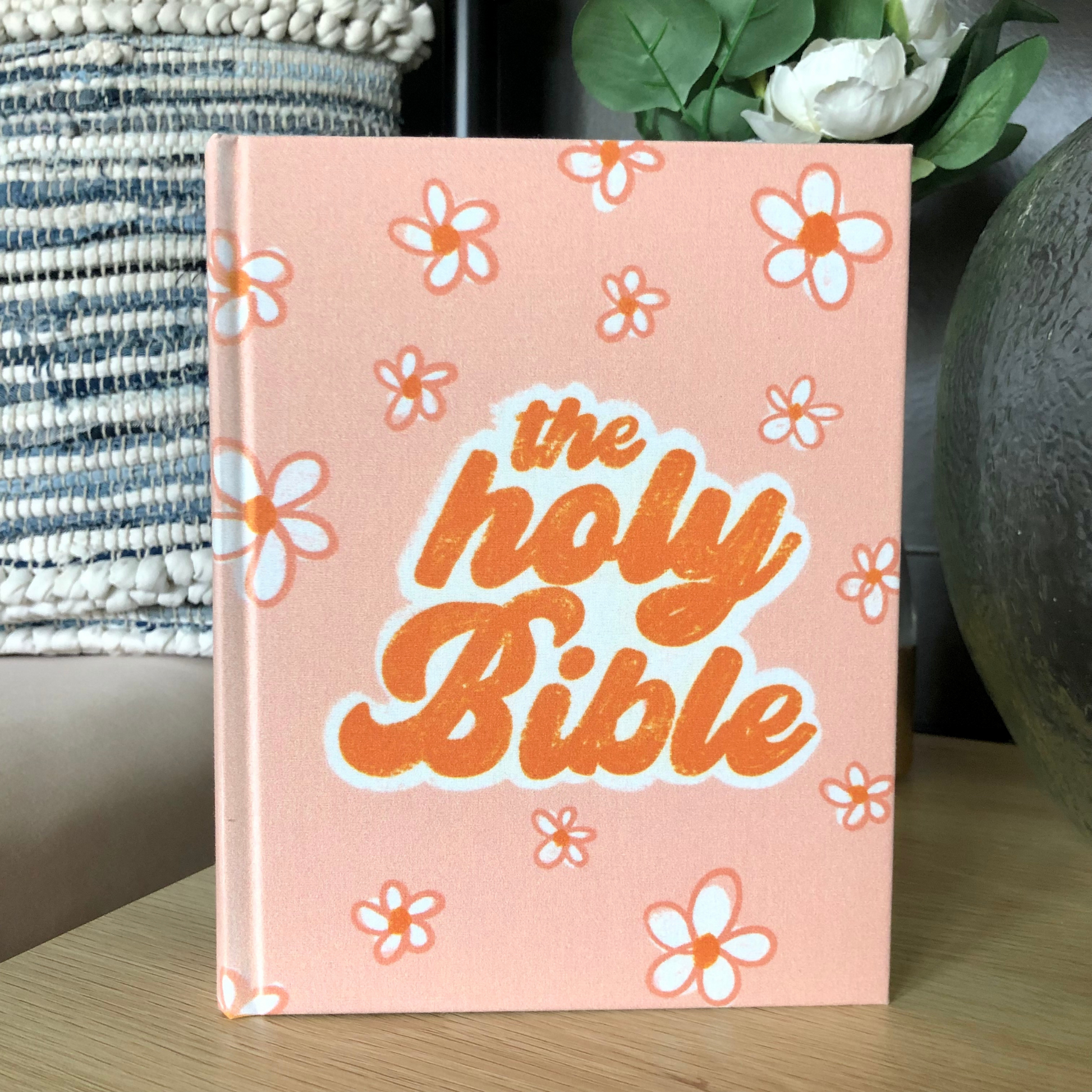 Beautiful Daisy Artwork Adorns the Cover of this ESV Journaling Bible