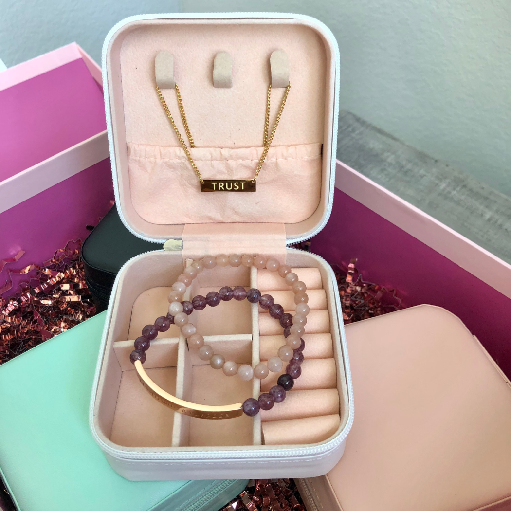 Organize your jewelries with these compact PU jewelry organizers.